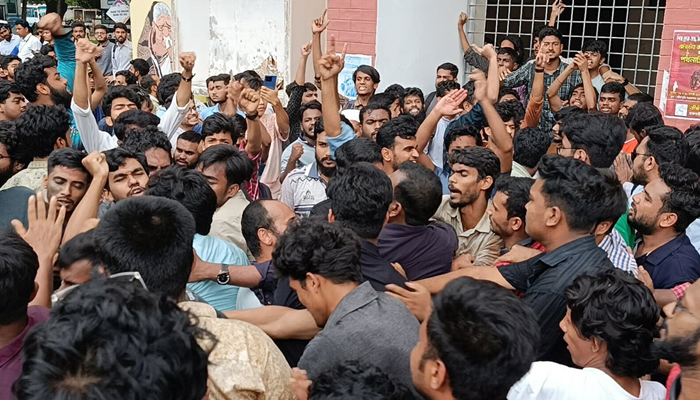 রাকসু নির্বাচনকে কেন্দ্র করে ত্রিমুখী সংঘর্ষ, আহত বহু