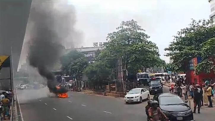 রাজধানীর ফার্মগেটে চলন্ত গাড়িতে আগুন