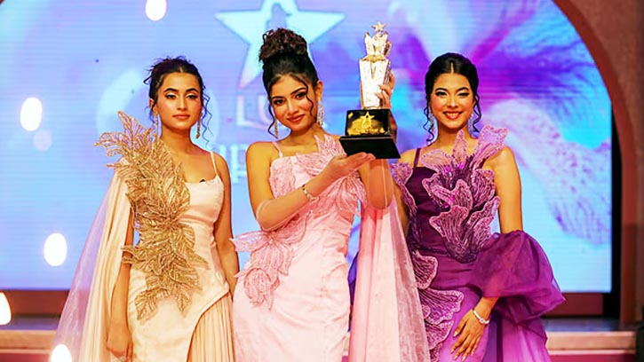 লাক্স সুপারস্টার মুকুট জিতলেন বর্ণিতা