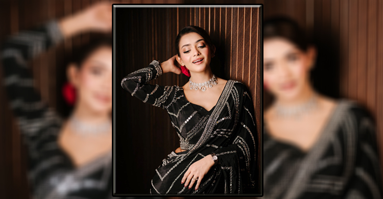 লাল গোলাপ আর কালো শাড়িতে রাজকীয় লুকে তানজিন তিশা