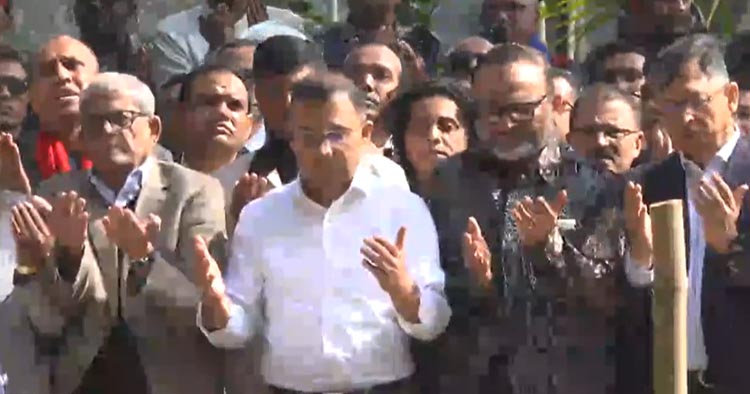 শহীদ হাদির কবর জিয়ারত করলেন তারেক রহমান, নজরুলের কবরেও শ্রদ্ধা