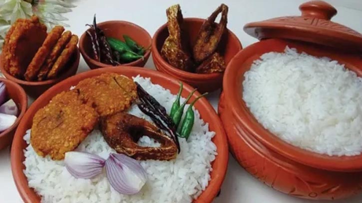 গ্রামীণ খাবার থেকে শহুরে স্টাইল—পান্তা-ইলিশের গল্প