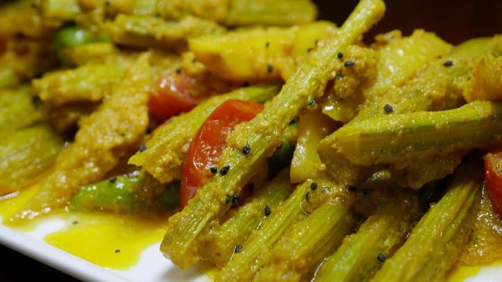ডাল আর ভাতের সাথে জমে যাবে সরিষাবাটা সজনার ডাটা