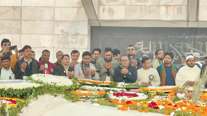 খালেদা জিয়ার মাজারে শ্রদ্ধা নিবেদন করলেন সাধারণ সাংবাদিকরা