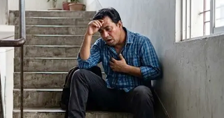 সিঁড়ি উঠতেই হাঁপিয়ে যাচ্ছেন? অলসতা নয়, হতে পারে শরীরের সতর্ক সংকেত