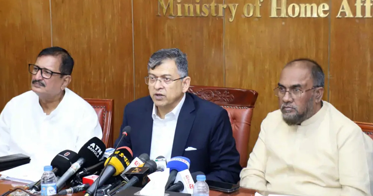 সেনাবাহিনী ধাপে ধাপে মাঠ ছাড়বে, জানালেন স্বরাষ্ট্রমন্ত্রী
