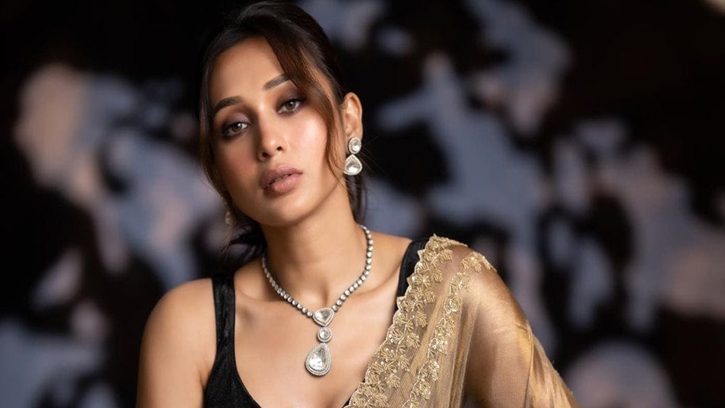 মিমি চক্রবর্তী হেনস্তার শিকার