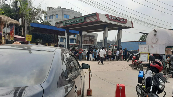 ৩০ ঘণ্টা অপেক্ষার পরও মিলছে না তেল, মজুতের দাবি নিয়ে প্রশ্ন