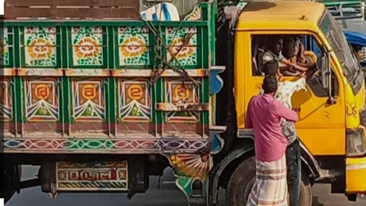 রাজনৈতিক ‘বড় ভাই’দের ছায়ায় যাত্রাবাড়ীর পরিবহন চাঁদাবাজি